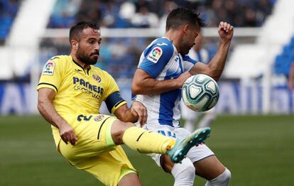 Mario Gaspar despeja un balón ante Arnaiz.