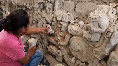 Una arqueóloga trabaja en las labores de excavación en Dzibanché, Quintana Roo.