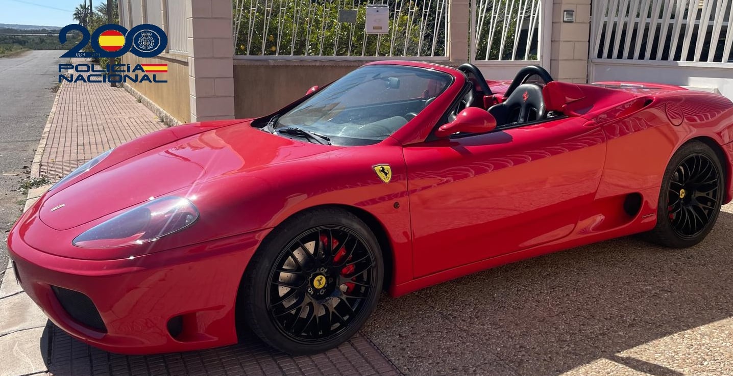 El Ferrari rojo que parecía auténtico a la venta en un 'top manta'