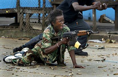 Un soldado gubernamental defiende el pasado miércoles el puente Via Town en Monrovia.