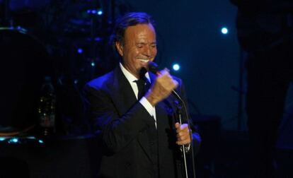 El cantante Julio Iglesias durante una acutación.