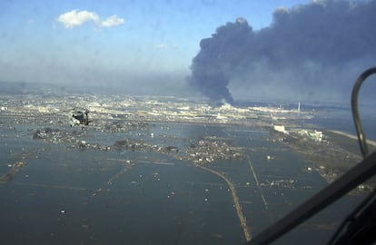 Imagen tomada desde un helicóptero militar de la devastación causada por el tsunami en Sendai.