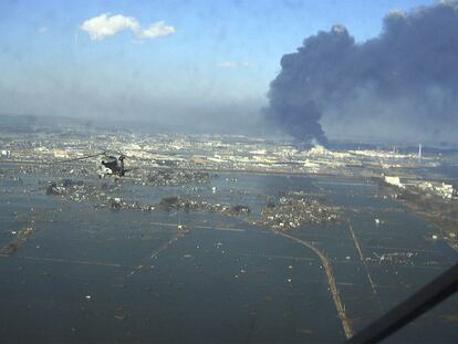 Imagen tomada desde un helicóptero militar de la devastación causada por el tsunami en Sendai.