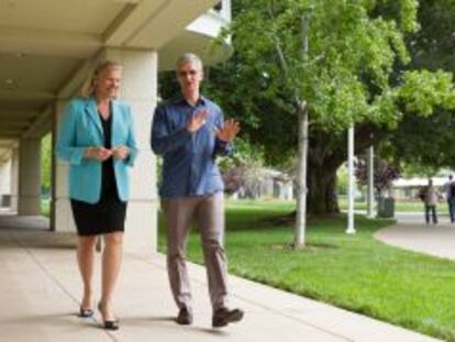 Tim Cook, consejero delegado de de Apple y Ginni Rometty, consejera delegada de IBM, quienes han anunciado una alianza global para transformar la movilidad en la empresa.