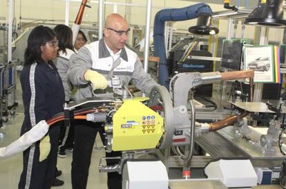 Trabalhadores em uma planta de Audi em México.