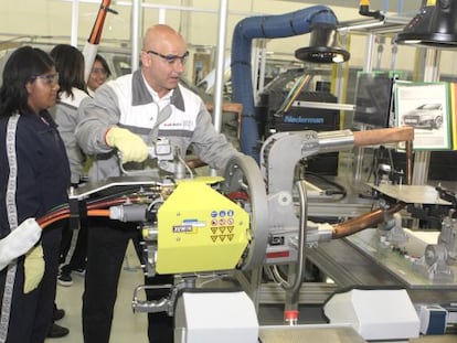 Trabalhadores em uma planta de Audi em México.