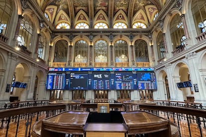 Varios paneles y monitores muestran en el parqué madrileño la evolución de la Bolsa española.