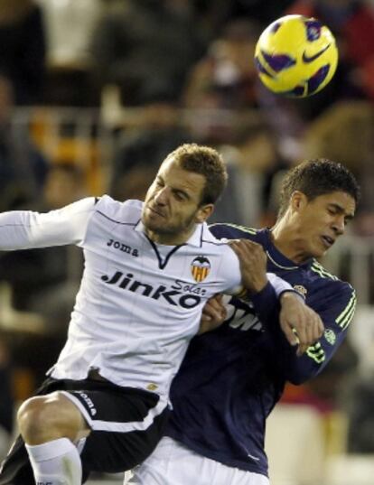 Soldado disputa un balón aéreo con Varane.