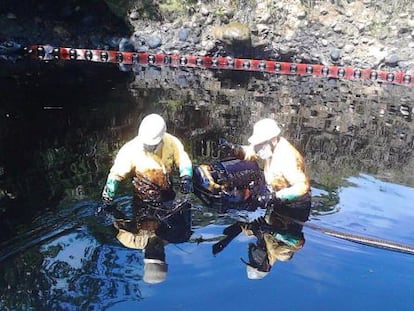 Trabajadores de Ecopetro, en la zona afectada.