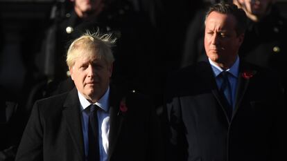 El primer ministro británico, Boris Johnson (en primer término), junto a David Camerón en el Día del Armisticio del 2019.