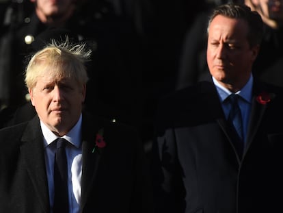 El primer ministro británico, Boris Johnson, y su predecesor en el cargo David Cameron, durante la celebración del Día del Armisticio en Londres el 11 de noviembre de 2019.