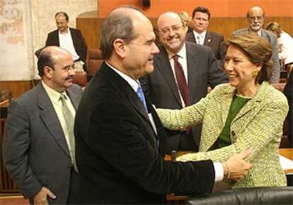 Magdalena Álvarez se despide de Chaves, ayer en el Parlamento.