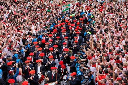 Los txistularis se abren paso entre la multitud durante el chupinazo. 