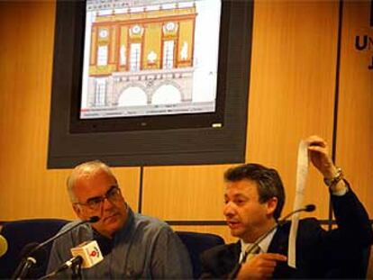 El arquitecto Miguel del Rey y el rector de la Jaume I, Francisco Toledo, ante una imagen del proyecto.