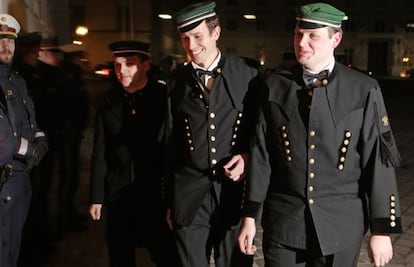 Tres jóvenes de ultraderecha llegan al baile celebrado en Viena coincidiendo con la conmemoración del Holocausto.