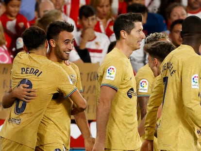 Los jugadores del Barcelona  celebran el gol de Eric García ante el Sevilla este sábado en el Pizjuán.