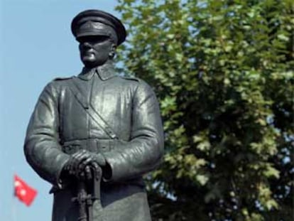 Estatua de Ataturk, fundador de la Turquía moderna, en Ankara.