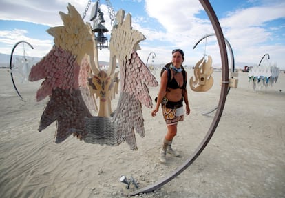 Una participante contempla una instalación artística en el desierto de Black Rock, en Nevada (EE UU).