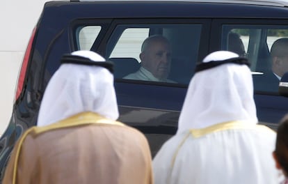 "Estoy aquí como un hermano", declaró el Papa al llegar el domingo al país. En la imagen, el papa Francisco llega en coche este lunes al Palacio Presidencial en Abu Dabi (Emiratos Árabes Unidos).