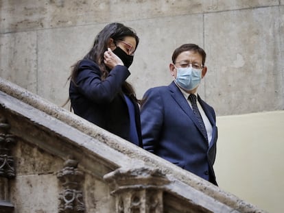 El presidente de la Generalitat Ximo Puig y la vicepresidenta Mónica Oltra. tras una reunión en el Palau el 12 de enero.