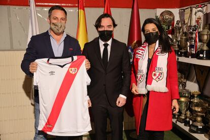 Santiago Abascal y Rocío Monasterio posan con el presidente del Rayo Vallecano, Martín Presa. @Santi_ABASCAL