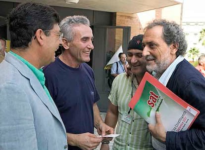 De izquierda a derecha, Diego Valderas, Diego Cañamero y José Chamizo (con barba), ayer en Sevilla.