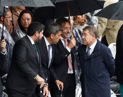 El presidente de Castilla-La Mancha, Emiliano García-Page (a la izquierda), conversa con los presidentes de Murcia y Valencia, Fernando López Miras y Carlos Mazón.