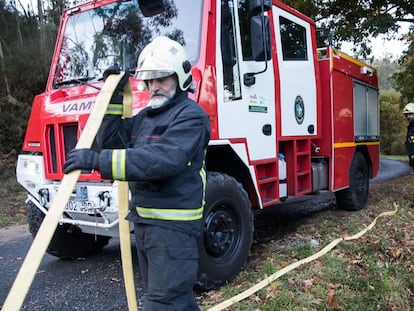 Bomberos de Padrón (A Coruña) suministran agua a viviendas desabastecidas por la sequía.