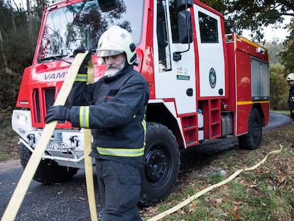 Bomberos de Padr&oacute;n (A Coru&ntilde;a) suministran agua a viviendas desabastecidas por la sequ&iacute;a.