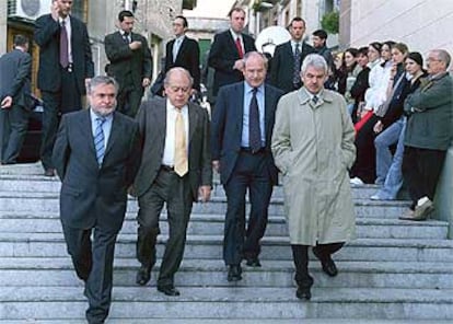 De izquierda a derecha, Antoni Lluch, alcalde de Roda de Ter, Jordi Pujol, José Montilla y Pasqual Maragall, ayer, a la salida del funeral de Martí i Pol.