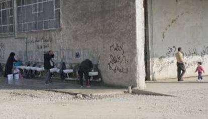 Imagen superior: Antigua fábrica de papel de Softex, hoy convertida en campo de refugiados. Imagen inferior: Los refugiados denuncian la mala calidad de la comida y de infraestructuras. Los pocos baños y las duchas del campo se encuentran en el aire libre.
