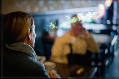 Mujer con oreja en restaurante. / AINHOA GOMÀ