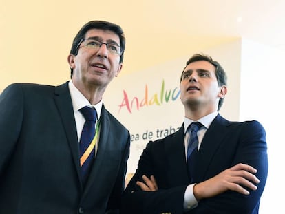 El presidente de Ciudadanos, Albert Rivera (derecha), y el responsable del partido en Andalucía, Juan Marín, en Fitur.