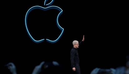 Tim Cook en el escenario de una keynote de Apple.