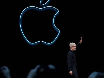 Tim Cook en el escenario de una keynote de Apple.