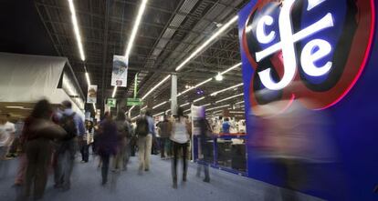 Público en la Feria del Libro de Guadalajara junto a la caseta del FCE.