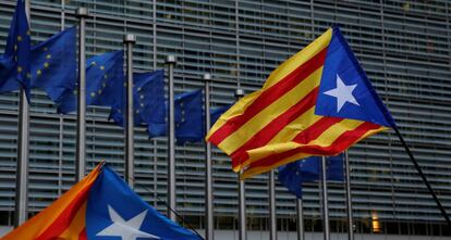 Banderas independentistas catalas en el exterior de la Comisión Europea