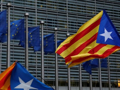 Banderas independentistas catalas en el exterior de la Comisi&oacute;n Europea