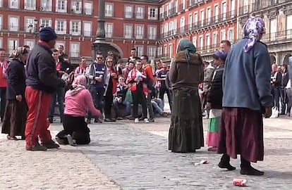Hinchas del equipo de fútbol holandés PSV Eindhoven humillan a varias mendigas que les pedían limosna en la Plaza Mayor de Madrid.