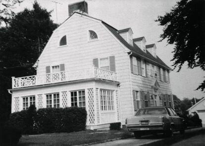 <p><strong>¿Dónde está?</strong> En el 112 de Ocean Avenue, en Amityville, Nueva York. <strong>¿Por qué es famosa?</strong> Por ser el lugar en el que el 13 de noviembre de 1974 Ronald DeFeo mató a sus padres y sus cuatro hermanos. También es la casa que inspiró la película de 1979 'Terror en Amityville' y una serie de films y libros de terror que dura hasta hoy. <strong>¿Cuál es su problema?</strong> Dejando a un lado el infierno que afirmaron vivir los miembros de la familia Lutz (que se mudó apenas un año después de los crímenes y que aseguró haber vivido todo tipo de experiencias paranormales), el problema son los curiosos. La casa tuvo cuatro dueños más hasta hoy que hicieron en ella considerables cambios como transformar esas dos ventanas superiores que parecían dos ojos y tanto juego visual dieron en la gran pantalla. Desde entonces ninguno de ellos ha afirmado que ocurriera nada extraño dentro de la casa. Lo extraño estaba fuera: hordas de fans que rodean la propiedad atraídos por la leyenda (como en <a href="https://www.youtube.com/watch?v=6Z5cTS_ndbY" target="_blank">este vídeo</a> publicado en YouTube) y que en Halloween se multiplican. Puede que por esta particularidad, la casa fue vendida siempre por debajo de su valor de mercado. La última vez que estuvo a la venta fue hace solo dos años por algo más de 700.000 euros. <a href="https://people.com/crime/amityville-horror-house-on-sale-for-850000/" target="_blank">Según la revista <em>People</em></a>, se la compró un vecino de Long Island al que no le importan ni los fenómenos paranormales ni los curiosos merodeando. </p>