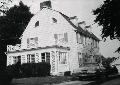 <p><strong>¿Dónde está?</strong> En el 112 de Ocean Avenue, en Amityville, Nueva York. <strong>¿Por qué es famosa?</strong> Por ser el lugar en el que el 13 de noviembre de 1974 Ronald DeFeo mató a sus padres y sus cuatro hermanos. También es la casa que inspiró la película de 1979 'Terror en Amityville' y una serie de films y libros de terror que dura hasta hoy. <strong>¿Cuál es su problema?</strong> Dejando a un lado el infierno que afirmaron vivir los miembros de la familia Lutz (que se mudó apenas un año después de los crímenes y que aseguró haber vivido todo tipo de experiencias paranormales), el problema son los curiosos. La casa tuvo cuatro dueños más hasta hoy que hicieron en ella considerables cambios como transformar esas dos ventanas superiores que parecían dos ojos y tanto juego visual dieron en la gran pantalla. Desde entonces ninguno de ellos ha afirmado que ocurriera nada extraño dentro de la casa. Lo extraño estaba fuera: hordas de fans que rodean la propiedad atraídos por la leyenda (como en <a href="https://www.youtube.com/watch?v=6Z5cTS_ndbY" target="_blank">este vídeo</a> publicado en YouTube) y que en Halloween se multiplican. Puede que por esta particularidad, la casa fue vendida siempre por debajo de su valor de mercado. La última vez que estuvo a la venta fue hace solo dos años por algo más de 700.000 euros. <a href="https://people.com/crime/amityville-horror-house-on-sale-for-850000/" target="_blank">Según la revista <em>People</em></a>, se la compró un vecino de Long Island al que no le importan ni los fenómenos paranormales ni los curiosos merodeando. </p>