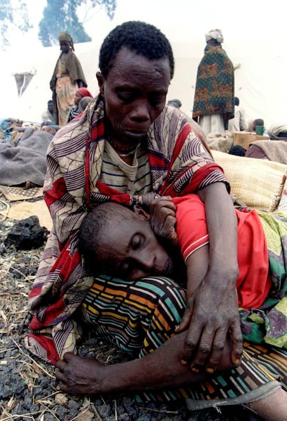 Un hombre consuela a su esposa, enferma de cólera, en un campo de refugiados, a 10 kilómetros al norte de Goma (República Democrática del Congo), el 21 de julio de 1994.