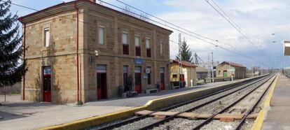 Osorno train station, where an Alvia driver walked away on Tuesday night.
