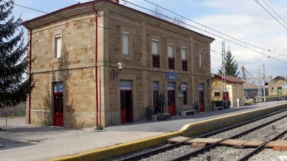 Osorno train station, where an Alvia driver walked away on Tuesday night.