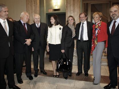 El director de EL PAÍS, Javier Moreno; el ministro de Exteriores, Miguel Ángel Moratinos; el periodista premiado Jean Daniel; la ministra de Vivienda, Beatriz Corredor; la titular de Defensa, Carme Chacón; el consejero delegado de PRISA, Juan Luis Cebrián; la vicepresidenta primera del Gobierno, María Teresa Fernández de la Vega, e Ignacio Polanco, presidente de PRISA.