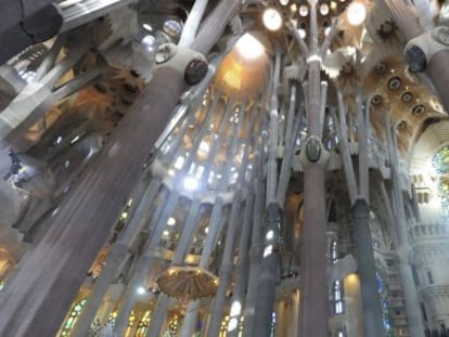 Interior de la bas&iacute;lica de la Sagrada Familia en Barcelona. 