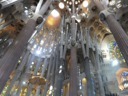 Interior de la bas&iacute;lica de la Sagrada Familia en Barcelona. 