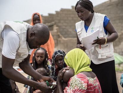 Trabajadores de Acción contra el Hambre monitorean la situación nutricional de la infancia en una comunidad de desplazados en Maiduguri, en el Estado de Borno (Nigeria).