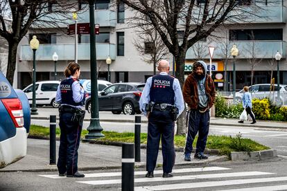 Una pareja de mossos identifica a un indigente que deambula por las calles de Torroella de Montgrí.