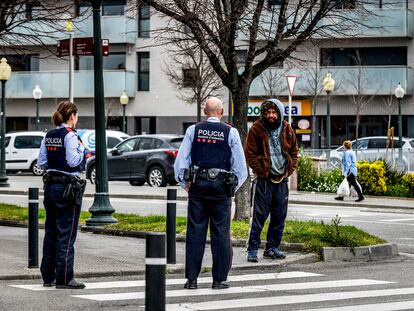 Una pareja de mossos identifica a un indigente que deambula por las calles de Torroella de Montgrí.